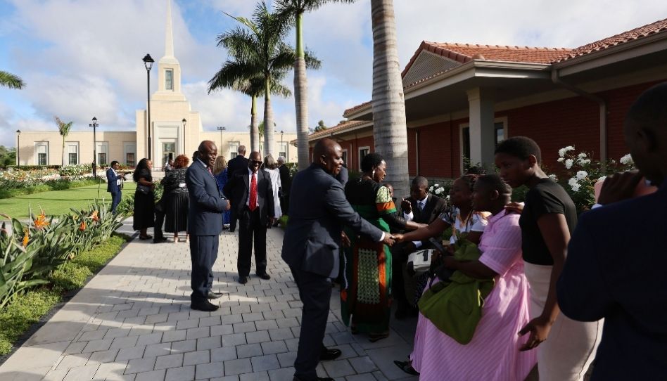 Pessoas na dedicação do templo de Harare Zimbábue