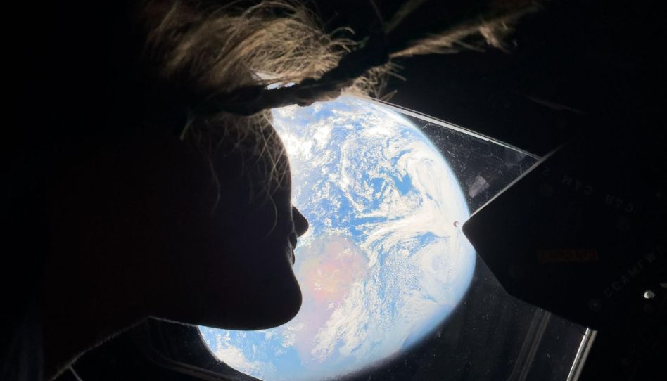 Astronauta Christina Koch observa o planeta Terra da espaçonave Artemis II.