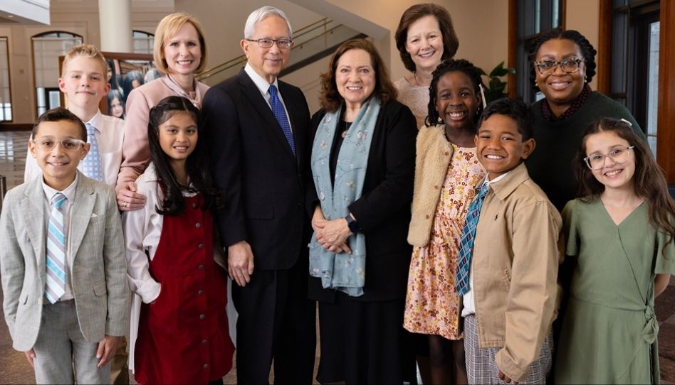 Élder e irmã Gong participarão do vídeo “De Amigo para Amigo” para crianças em maio