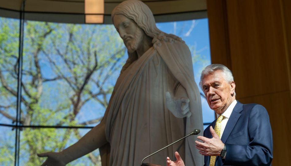 Élder Uchtdorf participa da inaugura