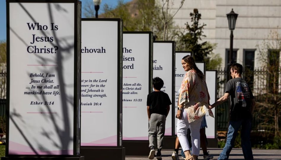 Exposições de Páscoa na Praça do Templo destacam mensagem de esperança em Jesus Cristo