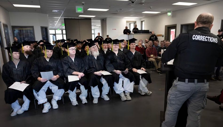 Primeira turma se forma no programa de educação prisional da Ensign College