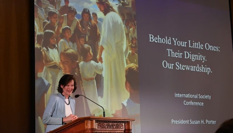 A presidente Porter fala sobre o valor das crianças em conferência internacional