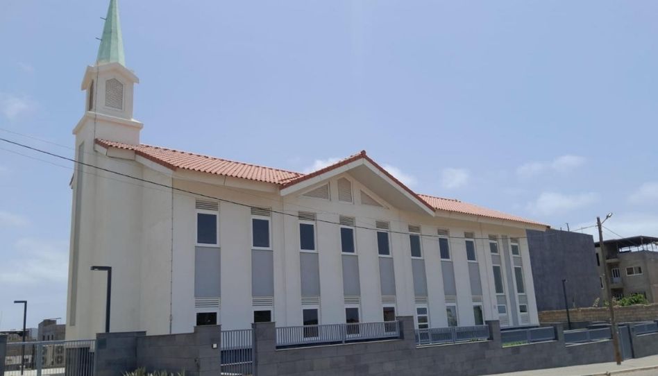 Nova capela é dedicada na Estaca da Praia, em Cabo Verde, e reúne membros, autoridades e visitantes