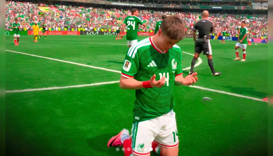 Jogador do México de joelhos fazendo uma oração.