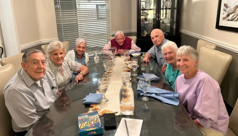 Esse grupo de amigos da ala se reúne para jantar há 50 anos