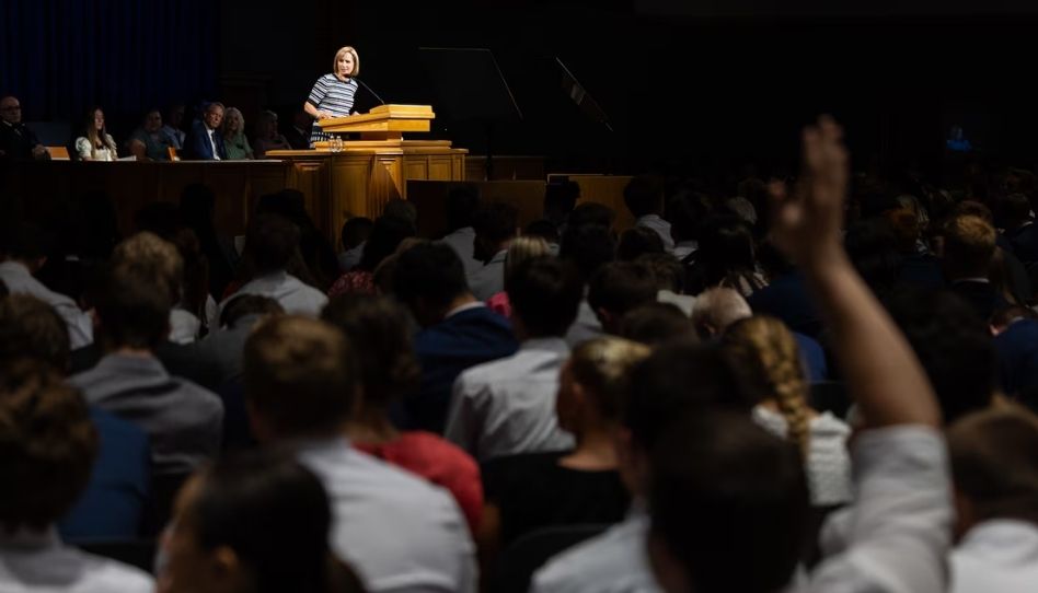 Irmã Amy Wright discursando sobre plano de salvação para missionários.