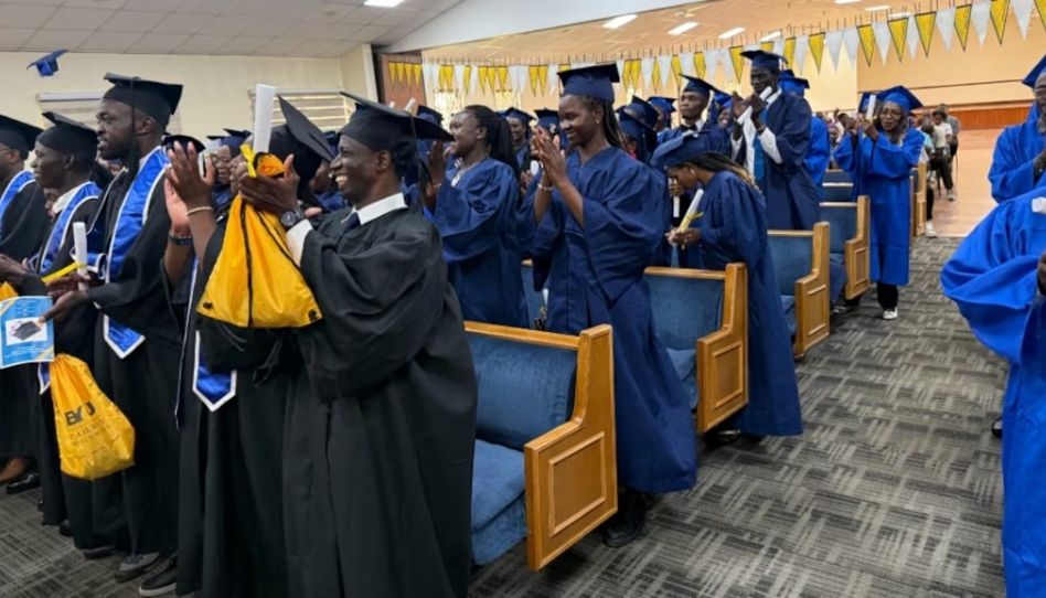 Estudantes do Quênia e de Uganda celebram uma nova etapa com a BYU–Pathway