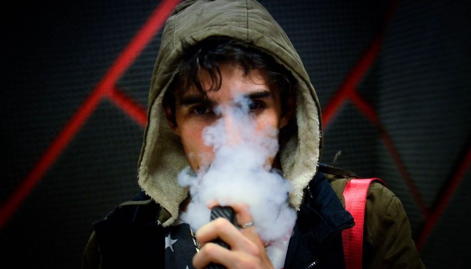 Um jovem usando Vaping, um tipo de cigarro eletrônico, Palavra de Sabedoria