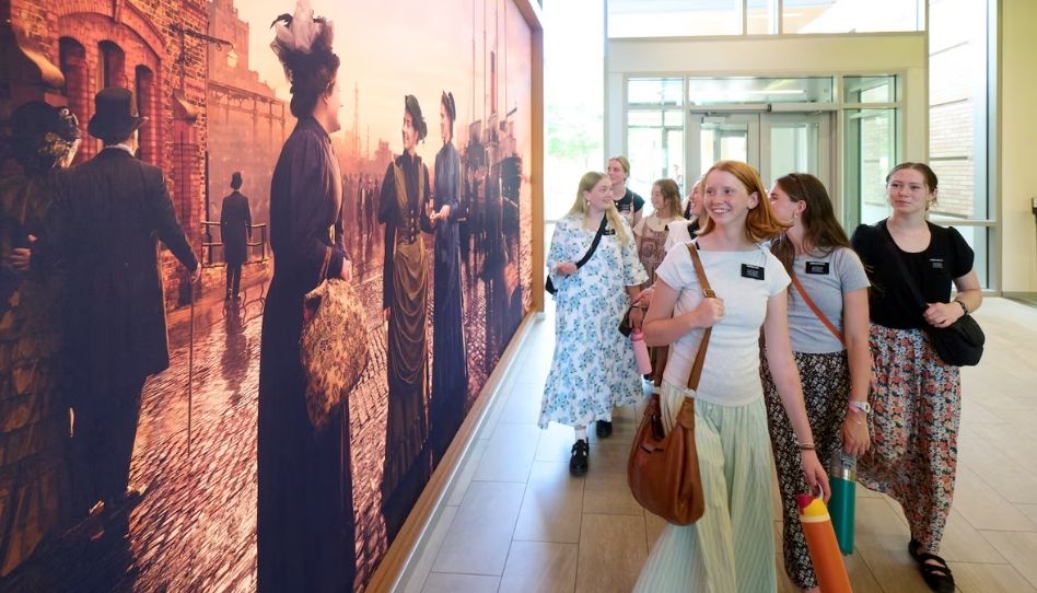 Mural no CTM de Provo homenageia as primeiras missionárias