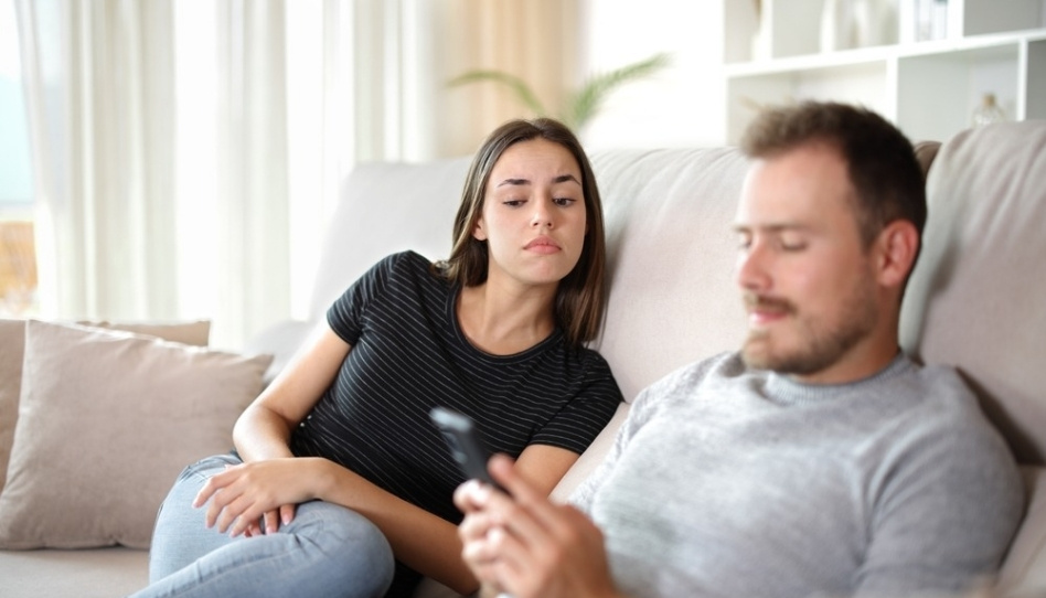 “Ele nunca me deixa ver a senha do celular”: Privacidade ou segredo?