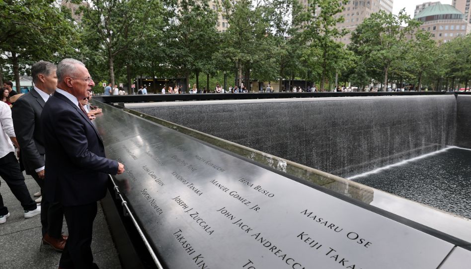 Élder Soares em Nova York visita o Memorial e Museu do 11 de Setembro.