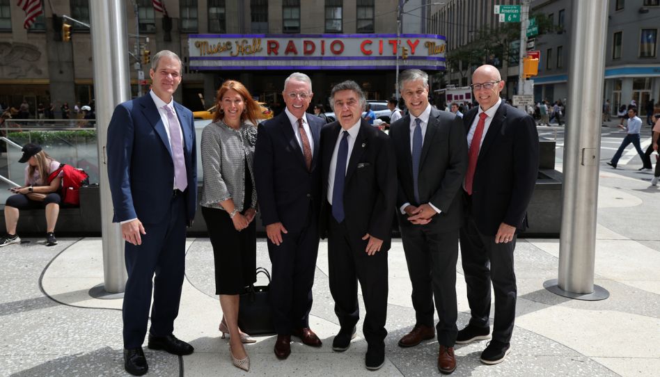 Élder Ulisses Soares e líderes da Igreja se reúnem com o Rabino Joseph Potasnik e a Rabina Diana Gerson, do New York Board of Rabbis, em Midtown Manhattan, Nova York.