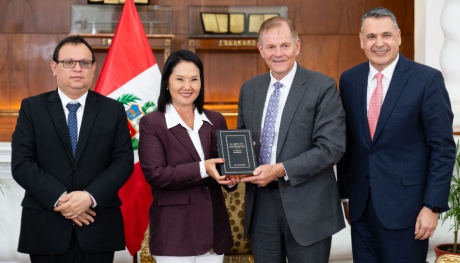 Élder Gary E. Stevenson se reúne com a presidente do Peru