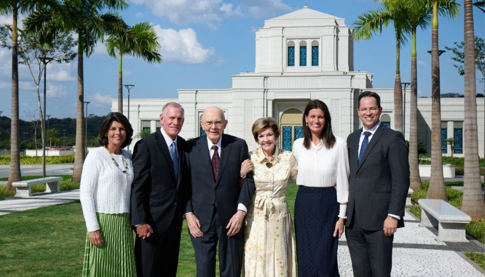 Presidente Oaks dedica o Templo de Belo Horizonte Brasil