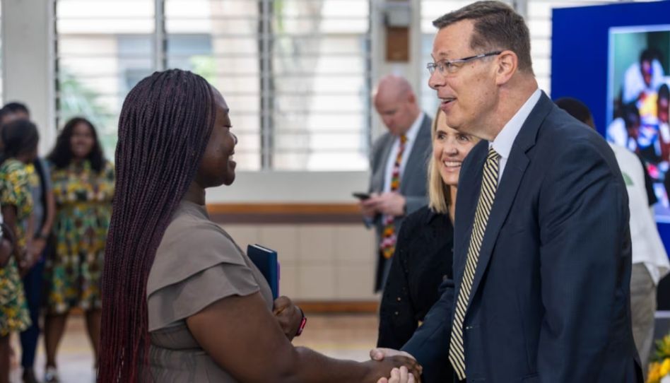 Élder Gilbert testifica de Cristo em primeira visita apostólica à África Ocidental