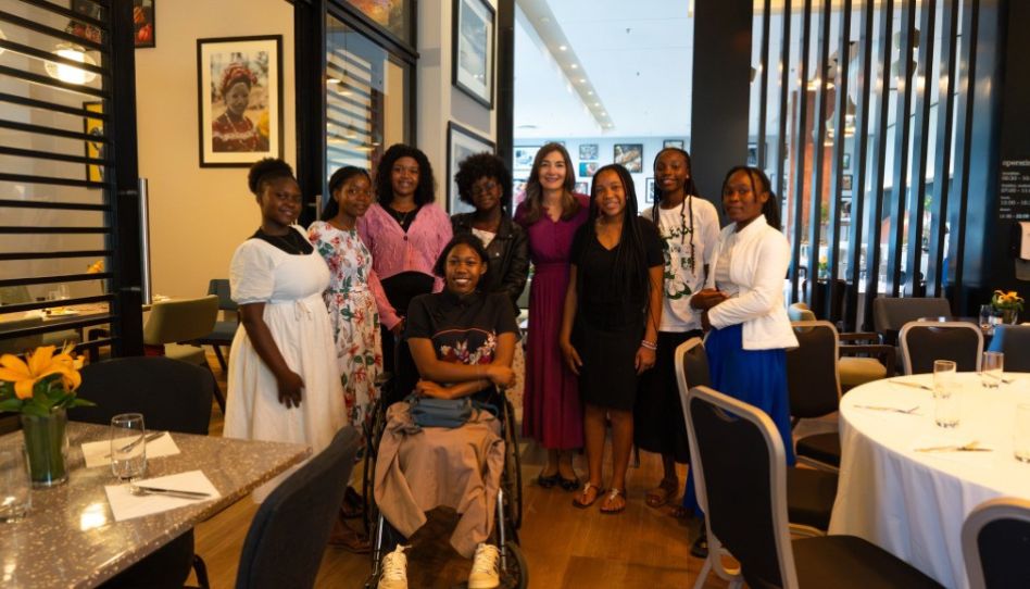 Irmã Spannaus ministra a jovens e líderes durante visita a Moçambique