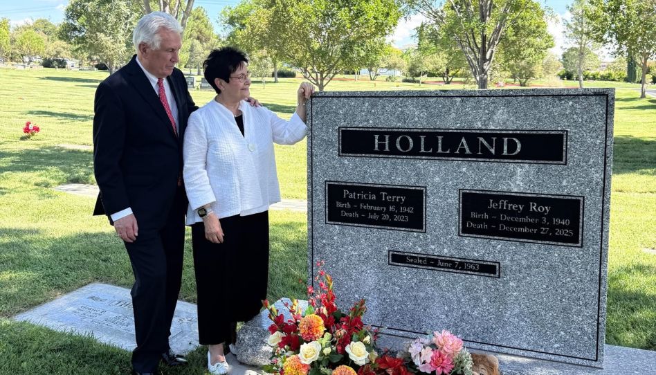 Presidente Uchtdorf visita túmulo de Jeffrey R. Holland e relembra amizade