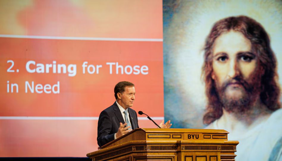 Bispo L. Todd Budge durante devocional na BYU sobre o uso do Dízimo na Igreja de Jesus Cristo dos Santos dos Últimos Dias.