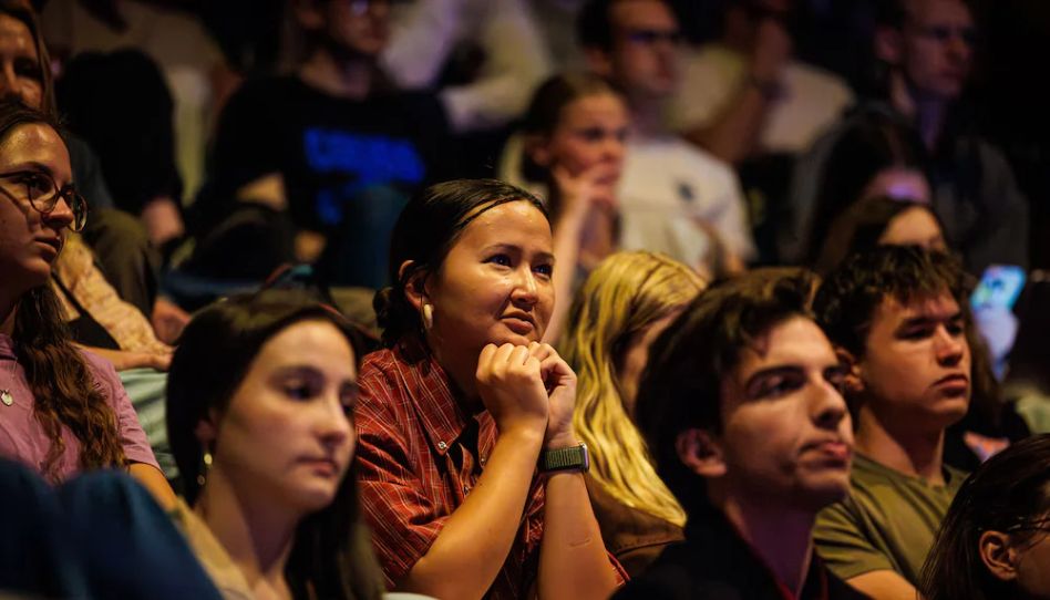 Jovens estudantes durante devocional na BYU sobre o uso do Dízimo na Igreja de Jesus Cristo dos Santos dos Últimos Dias.