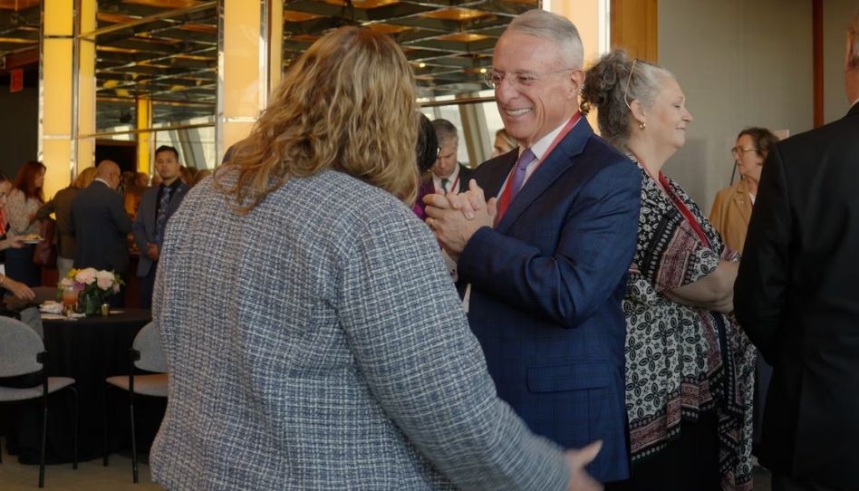 Élder Soares convida pessoas de diferentes fés a construir pontes e servir juntas