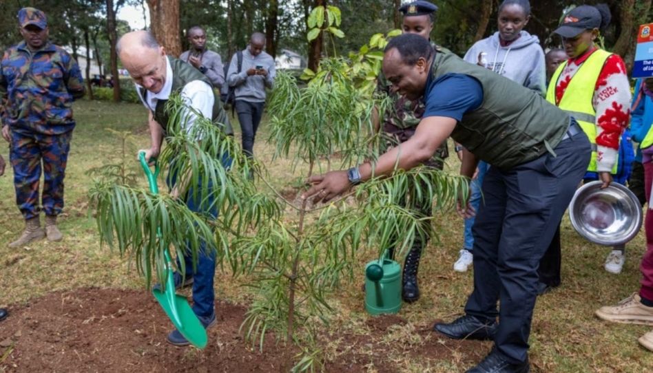 Élder Paul e outras pessoas na doação de árvores frutíferas no Quênia.