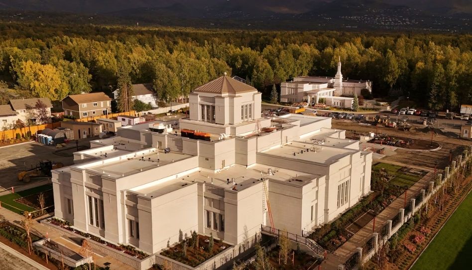 Templo de Anchorage continua funcionando enquanto o novo é construído ao lado