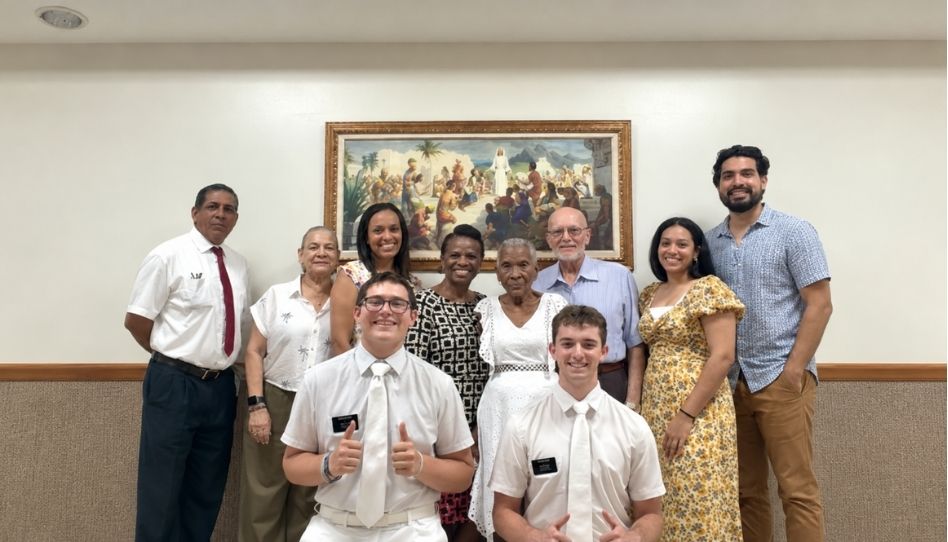 Família e amigos de dona Geltrudis no seu batismo aos 99 anos.