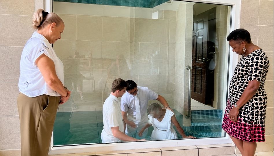 O momento da ordenança de dona Geltrudis em seu batismo aos 99 anos.