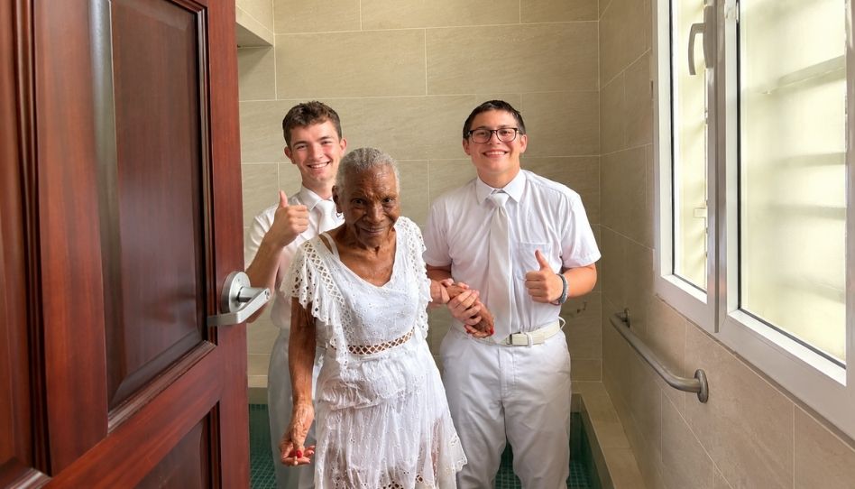 Dona Geltrudis e os élderes em seu batismo aos 99 anos.